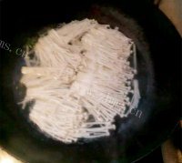 美味营养的凉拌金针菇做法图解3)