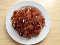 美味的香辣牙签肉做法图解4)
