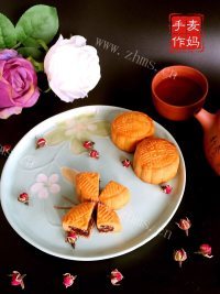 好吃的玫瑰豆沙松仁月饼做法图解13)