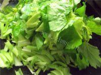 口感极佳的芹菜炒豆腐干做法图解1)