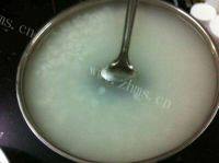 美味的皮蛋瘦肉粥做法图解2)