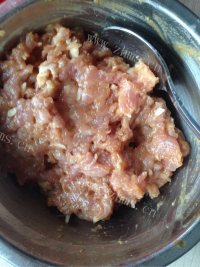 肉丸菠菜汤做法图解2)