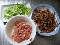 家常菜黄花菜炒肉丝做法图解1)