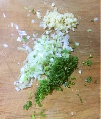 美味的蒜蓉粉丝蒸带子做法图解7)