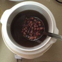 美味的红豆薏米粥做法图解4)