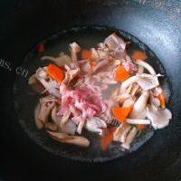 鲜甜的笋干菌菇汤的做法图解五