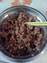 自己做的香菇猪肉包做法图解2)