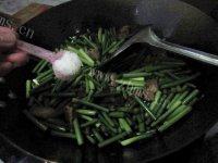 简单的蒜苔炒肉做法图解8)