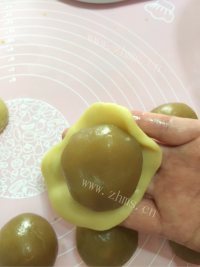 自制广式蛋黄莲蓉月饼做法图解11)