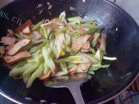 家常菜豆干炒芹菜做法图解10)