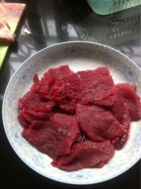 美味的煎牛肉做法图解1)
