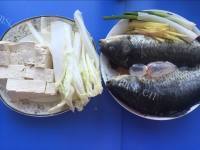 美味佳肴般的鲫鱼白菜豆腐汤做法图解1)