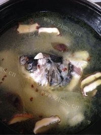 口感不错的鱼头豆腐汤做法图解6)