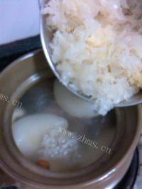 家常雪梨银耳瘦肉汤做法图解7)