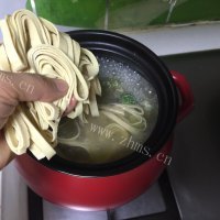 美味的麻辣肠砂锅做法图解7)