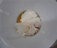 色泽光亮的广式莲蓉蛋黄月饼做法图解3)