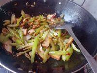 家常菜豆干炒芹菜做法图解11)