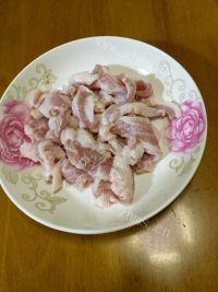 家常：炒猪颈肉做法图解2)