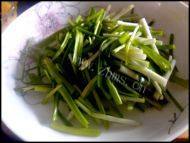 美味鸡蛋炒蒜苗做法图解2)