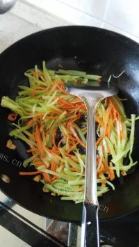 家常菜胡萝卜炒莴笋丝做法图解3)
