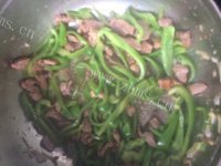 口感丰富的青椒炒瘦肉做法图解4)