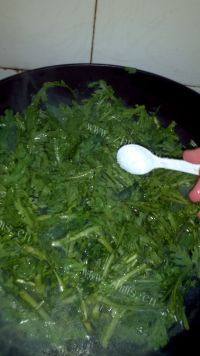 家常菜凉拌茼蒿做法图解2)