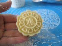 甘脆的广式莲蓉蛋黄月饼做法图解16)