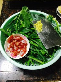 家常菜腊肠炒芥兰做法图解2)
