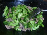 诱人的西兰花炒肉片做法图解6)