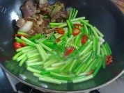 好吃的蒜苔炒腊肉做法图解6)
