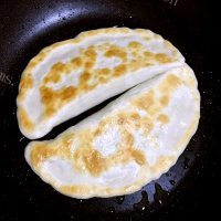 质嫩爽口的韭菜盒子做法图解5)