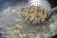 美味的小炒腊猪肠做法图解4)