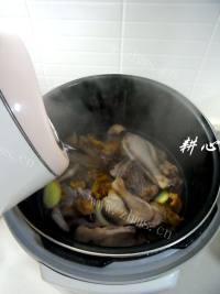 营养竹笙花胶老鸭汤做法图解4)