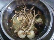 美味的菌菇瘦肉汤做法图解2)