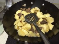口感丰富的咖喱土豆牛肉做法图解4)