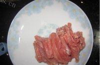 营养丰富的胡萝卜木耳炒肉做法图解3)
