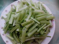 家常菜芹菜肉丝做法图解1)