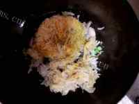 美味的酸菜炖冻豆腐做法图解5)