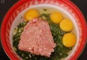 猪肉鸡蛋饼做法图解2)