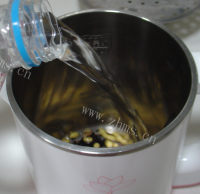 好喝的黑米核桃豆浆做法图解8)