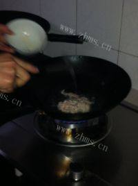 诱人的白菜炒肉丝做法图解4)