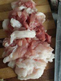 味道香醇的平菇炒肉做法图解2)
