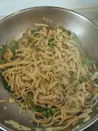 家常菜青椒炒豆腐皮做法图解6)