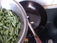 家常菜豆角炒西红柿做法图解6)