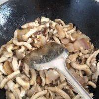 #特色美食#蘑菇炒肉的做法图解三