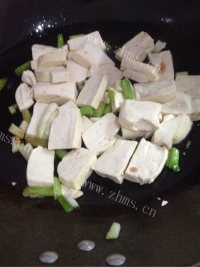 自制葱爆豆腐做法图解4)
