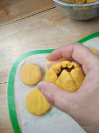 自制豆沙南瓜饼做法图解10)