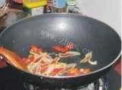 开胃的腊肉炒手撕包菜做法图解4)