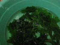 香飘的凉拌芹菜叶做法图解4)