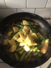色泽不错的芸豆烧土豆做法图解8)